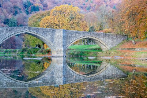 Brug over de Semois in de herfst