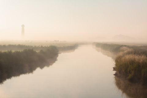 IJzertoren steekt boven de mist uit