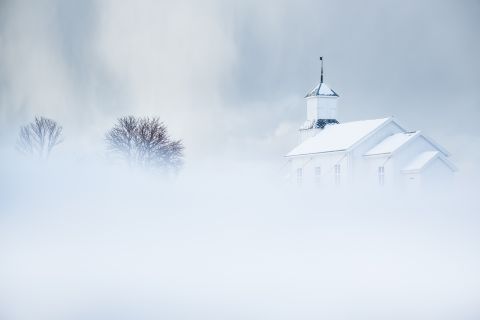 Kerk met donderwolken